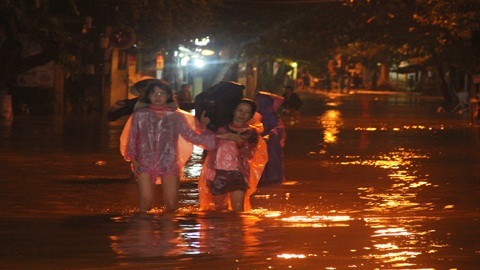 CLIP: Phố cổ Hội An ngập trong biển nước